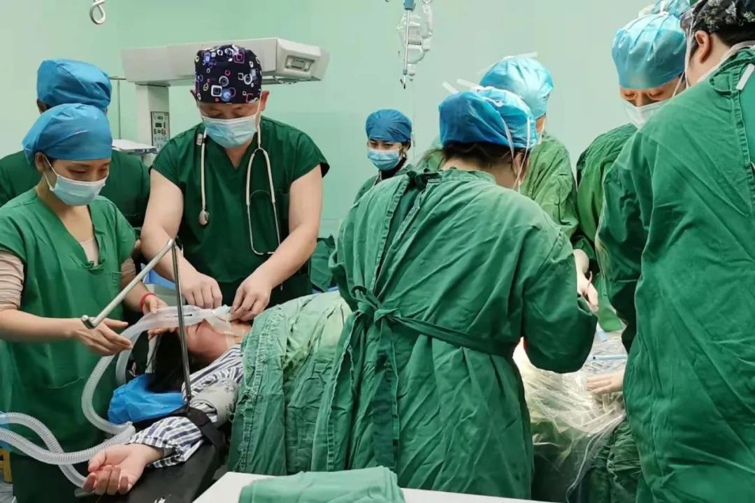 我院成功为一位特殊孕妈妈实施全麻下剖宫产术,母婴平安